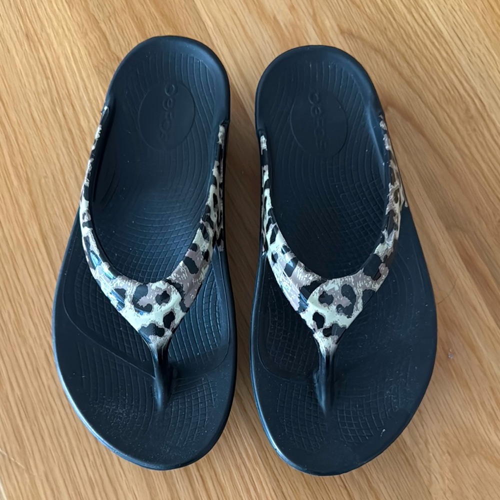 OOFOS Animal Print Sandals with Black Sole! size 8/39.